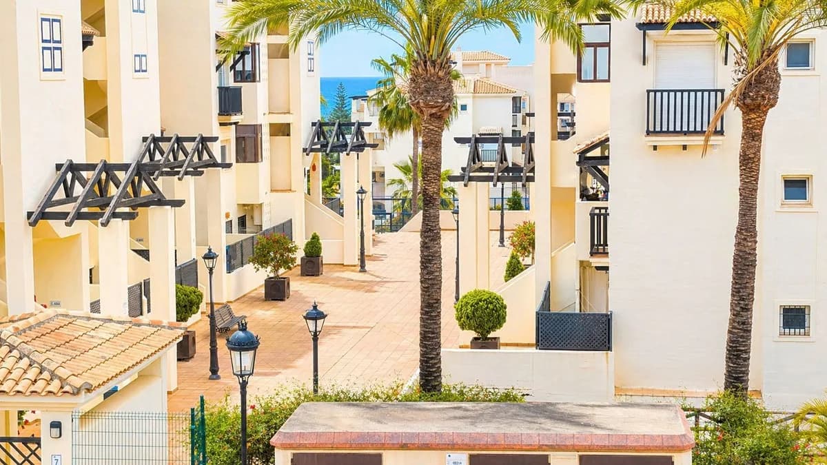 2 Bedroom Middle Floor Apartment for Sale in Manilva, Málaga - Image 9