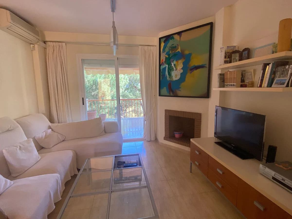 2 Bedroom Middle Floor Apartment for Sale in Calahonda, Málaga - Image 8