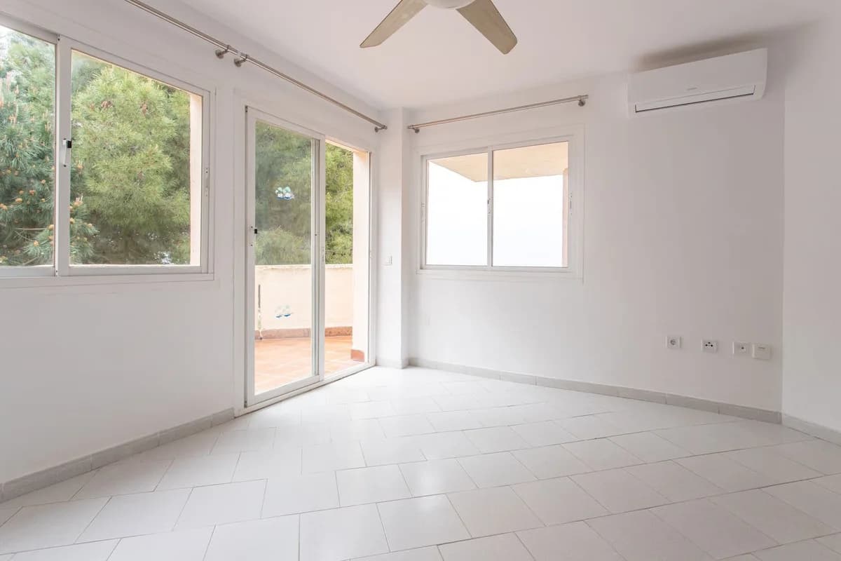 2 Bedroom Top Floor Apartment for Sale in Riviera del Sol, Málaga - Image 2