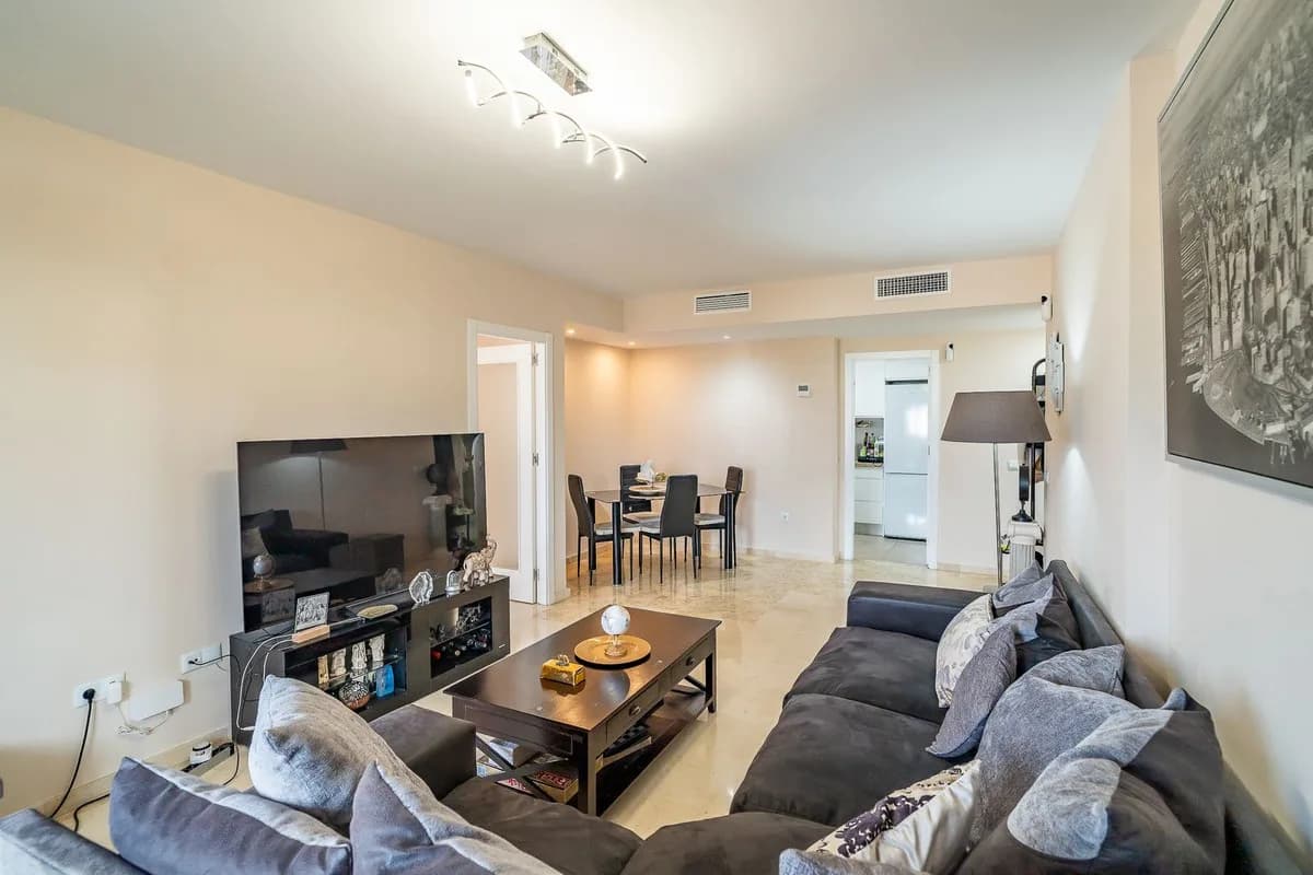 2 Bedroom Middle Floor Apartment for Sale in Fuengirola, Málaga - Image 3