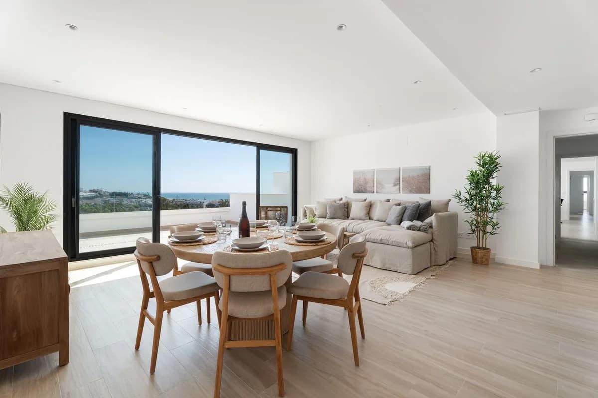 4 Bedroom Middle Floor Apartment for Sale in La Cala de Mijas, Málaga - Image 3