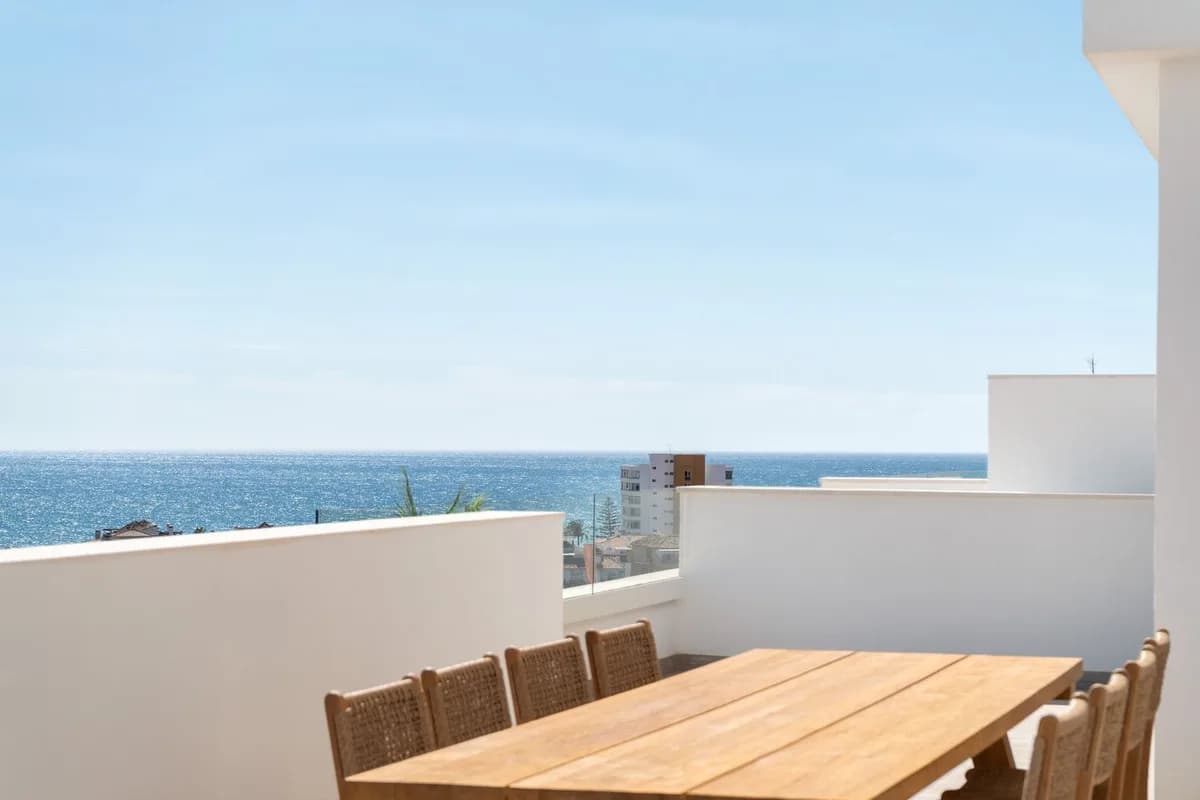 4 Bedroom Middle Floor Apartment for Sale in La Cala de Mijas, Málaga - Image 4