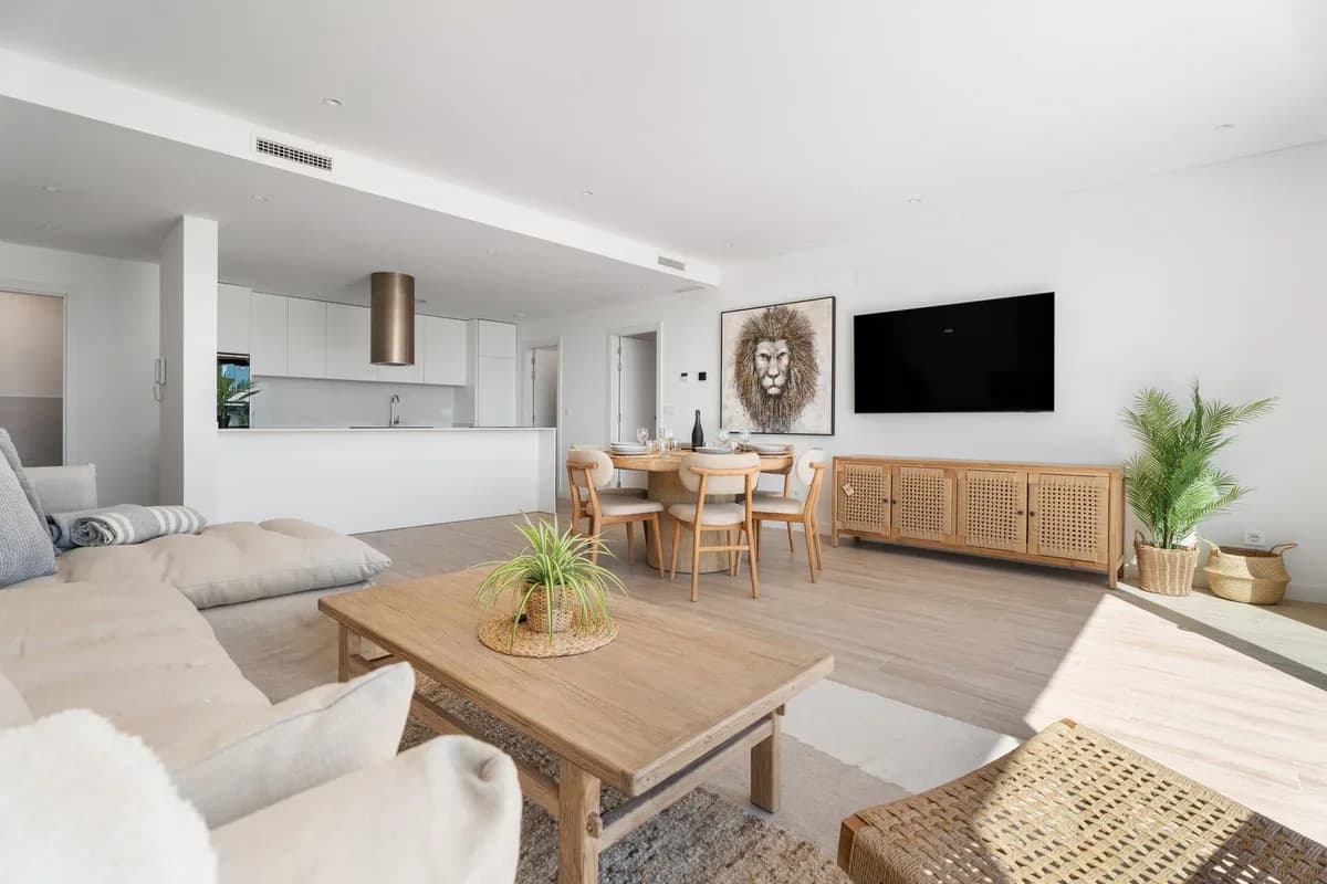 4 Bedroom Middle Floor Apartment for Sale in La Cala de Mijas, Málaga - Image 5