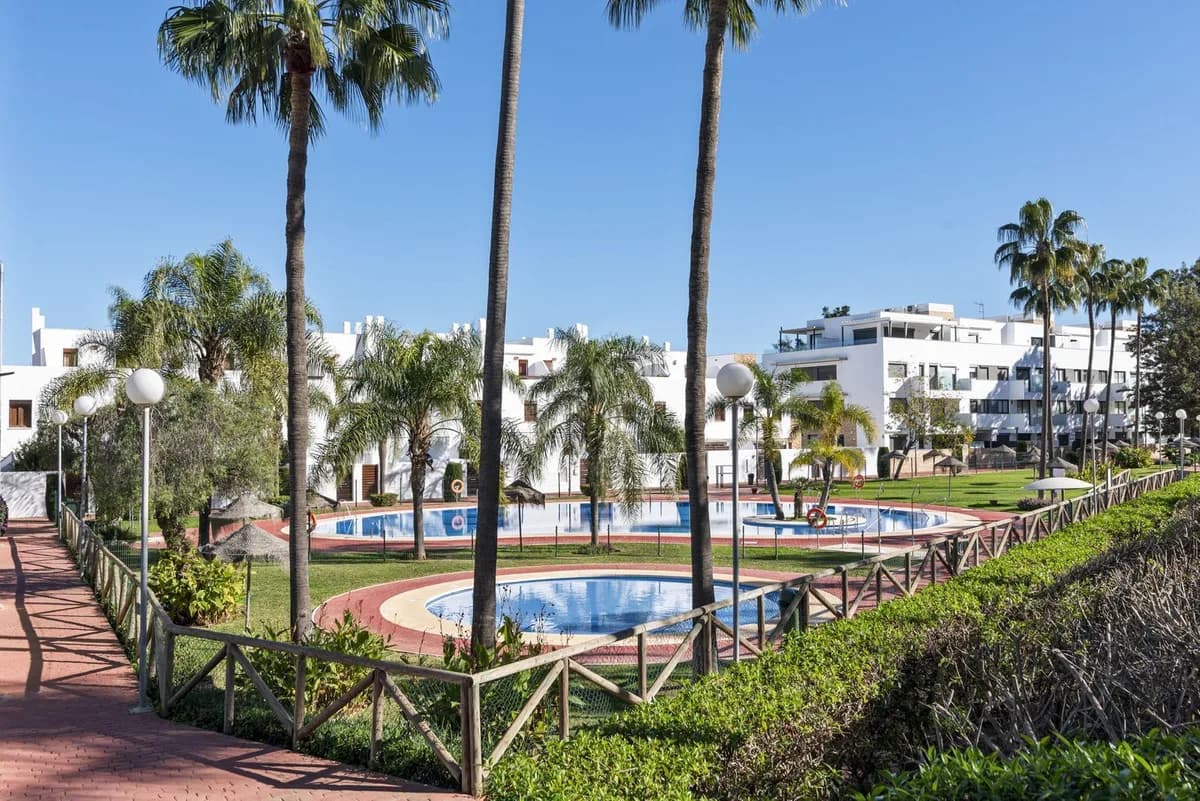 4 Bedroom Middle Floor Apartment for Sale in La Cala de Mijas, Málaga - Image 8