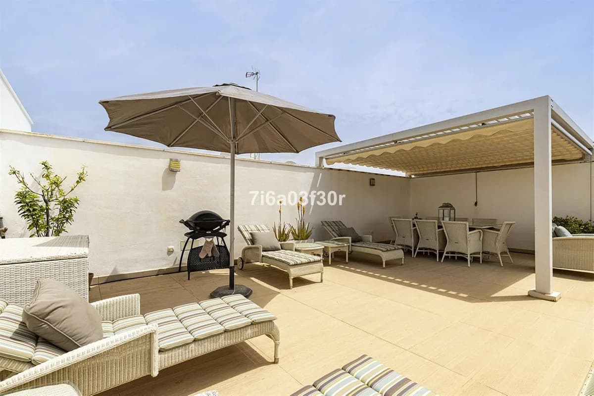 3 Bedroom Penthouse for Sale in San Pedro de Alcántara, Málaga - Image 3