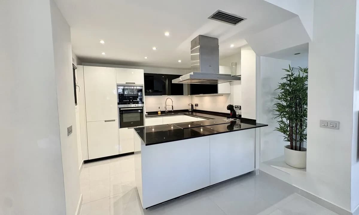 2 Bedroom Middle Floor Apartment for Sale in Elviria, Málaga - Image 5