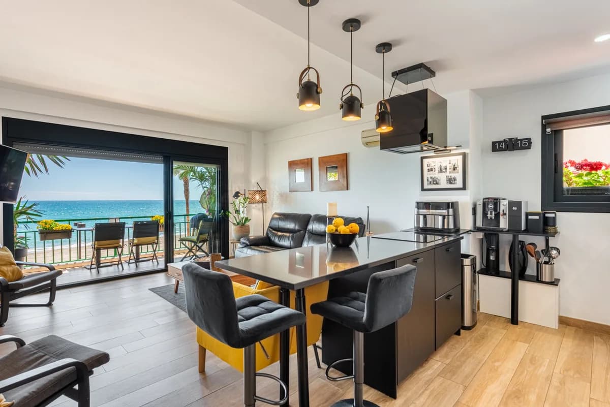 3 Bedroom Middle Floor Apartment for Sale in Carvajal, Málaga - Image 7