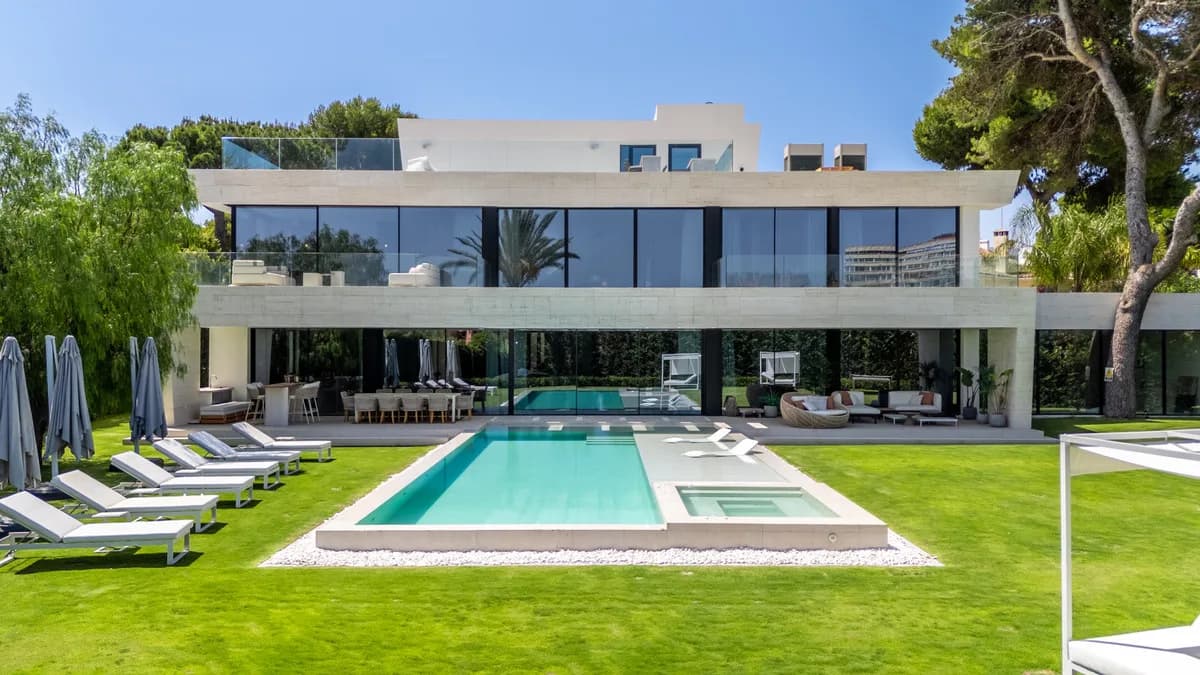 6 Bedroom Detached Villa for Sale in Los Monteros, Málaga