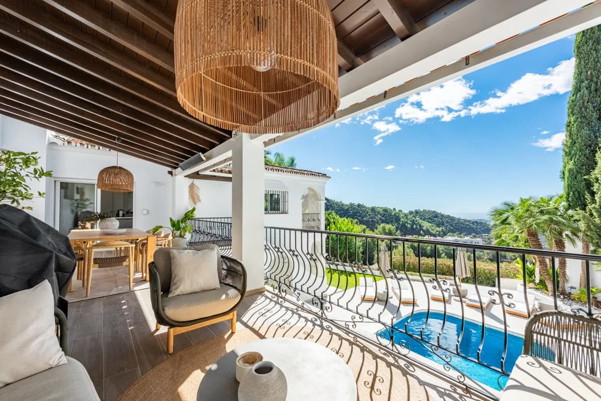 4 Bedroom Semi-Detached House for Sale in Istán, Málaga - Image 3