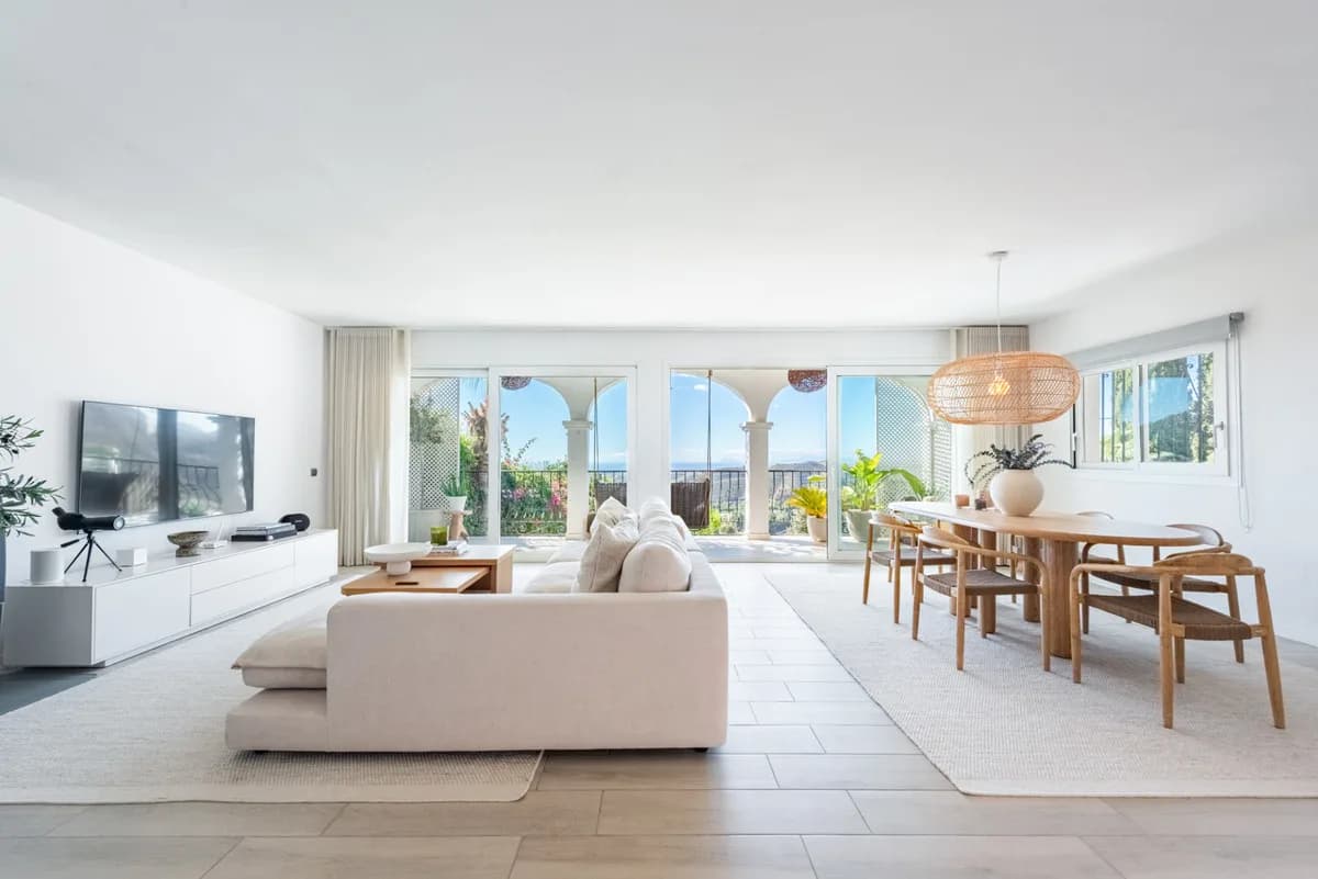 4 Bedroom Semi-Detached House for Sale in Istán, Málaga - Image 4