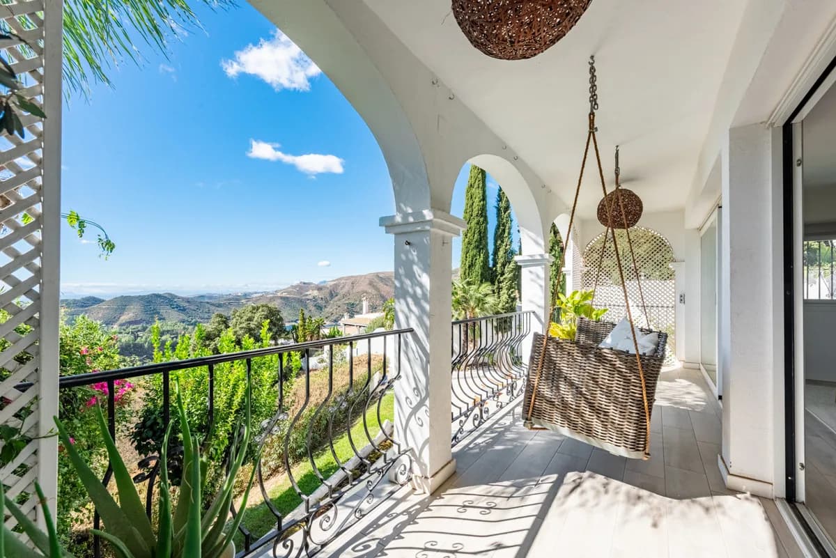 4 Bedroom Semi-Detached House for Sale in Istán, Málaga - Image 8
