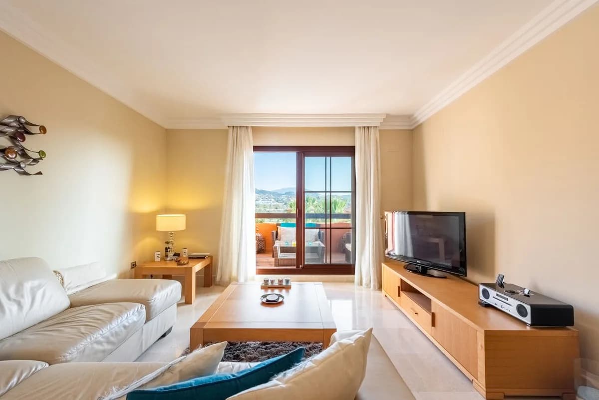3 Bedroom Middle Floor Apartment for Sale in Benahavís, Málaga - Image 3