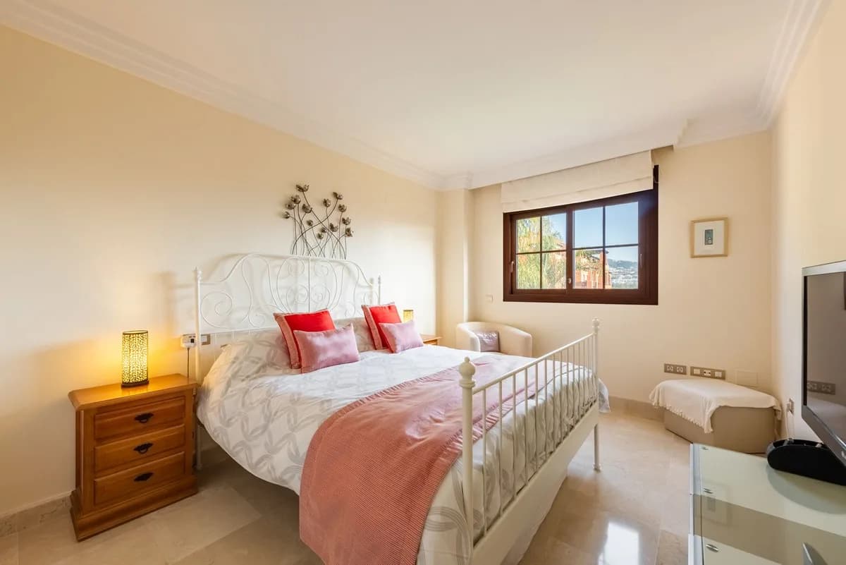 3 Bedroom Middle Floor Apartment for Sale in Benahavís, Málaga - Image 6