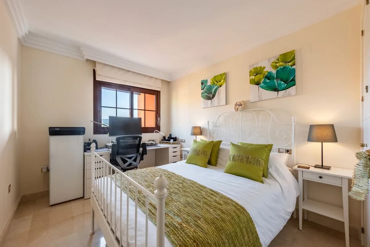 3 Bedroom Middle Floor Apartment for Sale in Benahavís, Málaga - Image 7