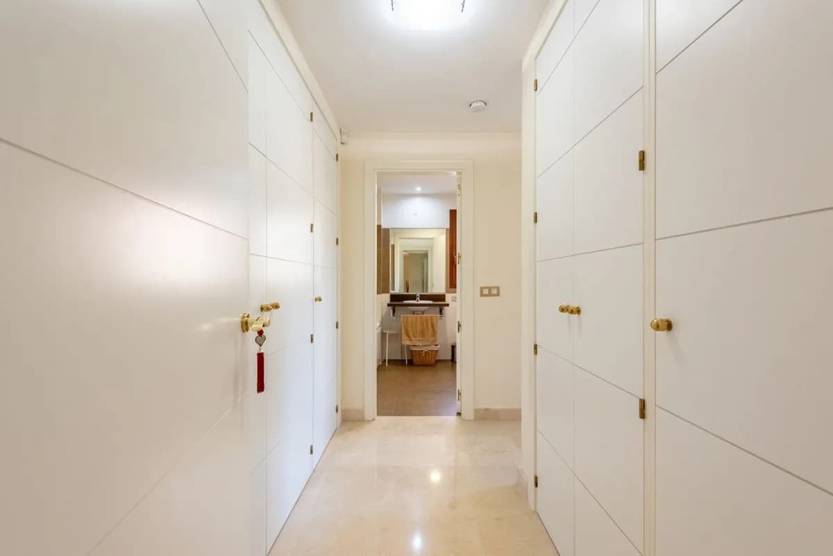 3 Bedroom Middle Floor Apartment for Sale in Benahavís, Málaga - Image 9