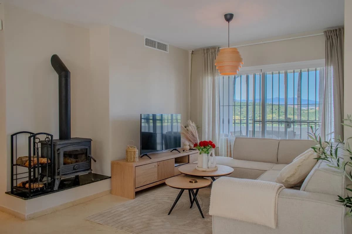 2 Bedroom Middle Floor Apartment for Sale in Estepona, Málaga - Image 5