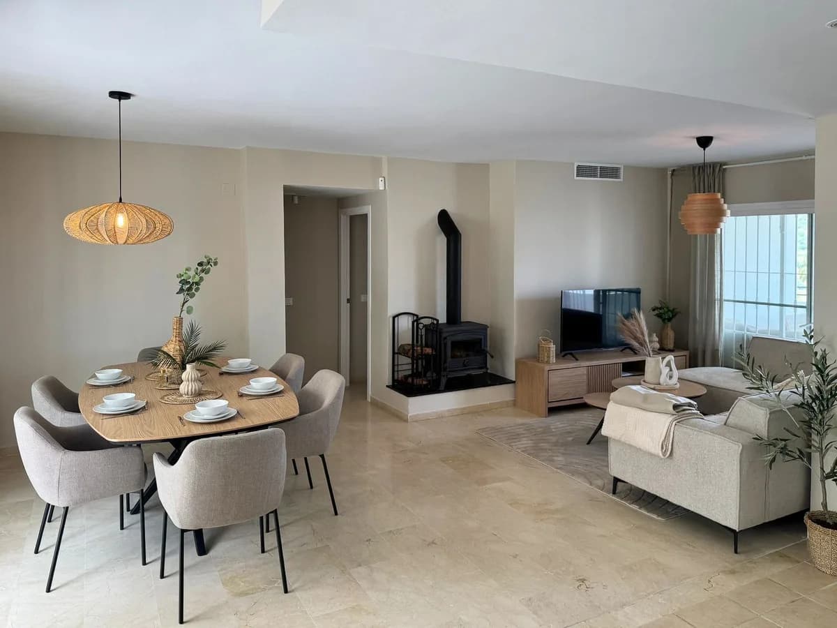 2 Bedroom Middle Floor Apartment for Sale in Estepona, Málaga - Image 6