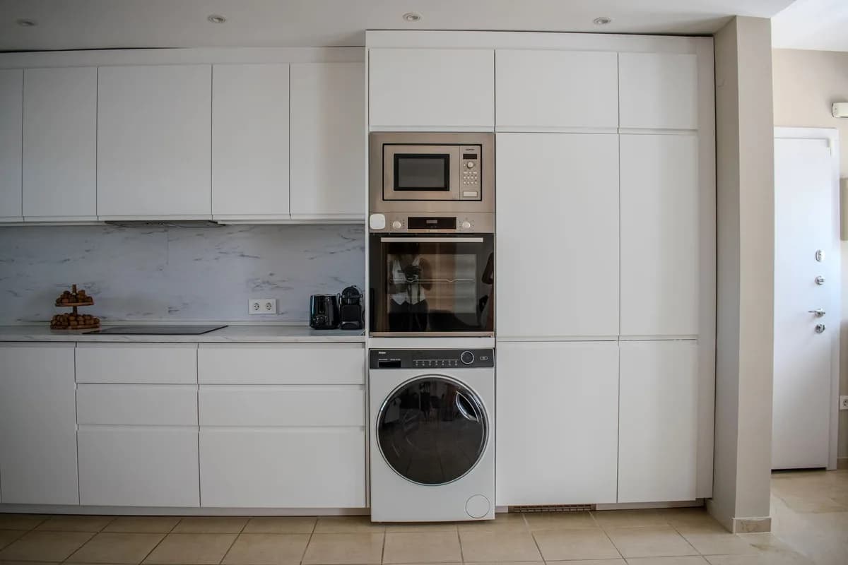 2 Bedroom Middle Floor Apartment for Sale in Estepona, Málaga - Image 7
