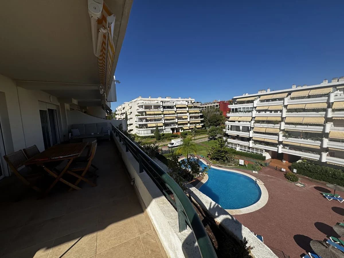 3 Bedroom Middle Floor Apartment for Sale in Guadalmina Alta, Málaga - Image 3