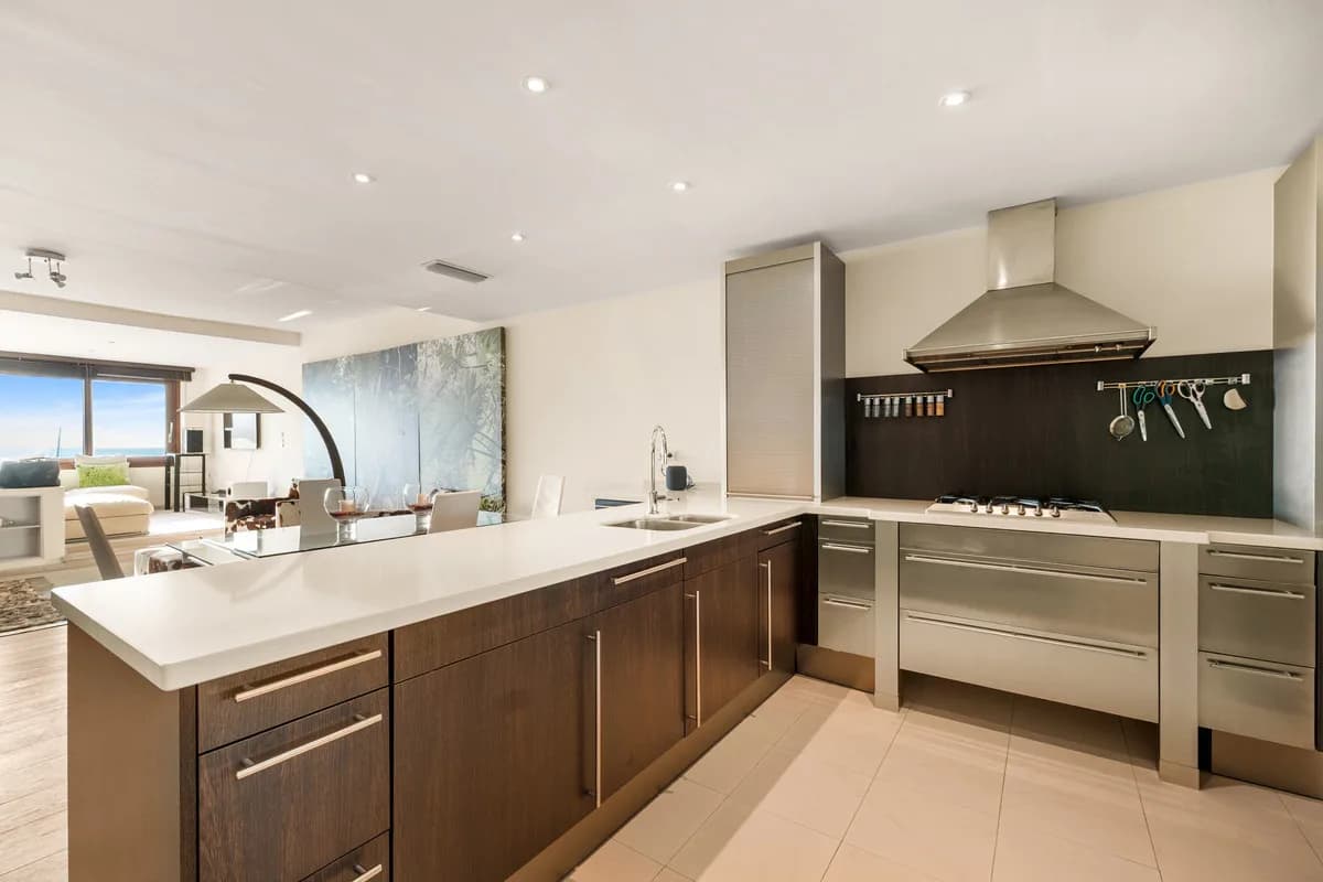 2 Bedroom Middle Floor Apartment for Sale in Puerto Banús, Málaga - Image 6