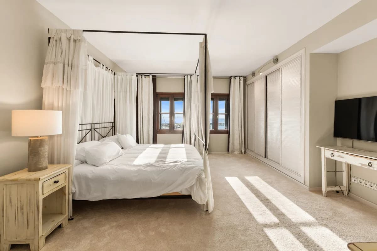 2 Bedroom Middle Floor Apartment for Sale in Puerto Banús, Málaga - Image 7