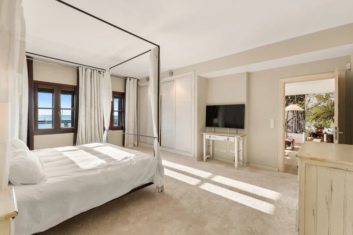 2 Bedroom Middle Floor Apartment for Sale in Puerto Banús, Málaga - Image 8