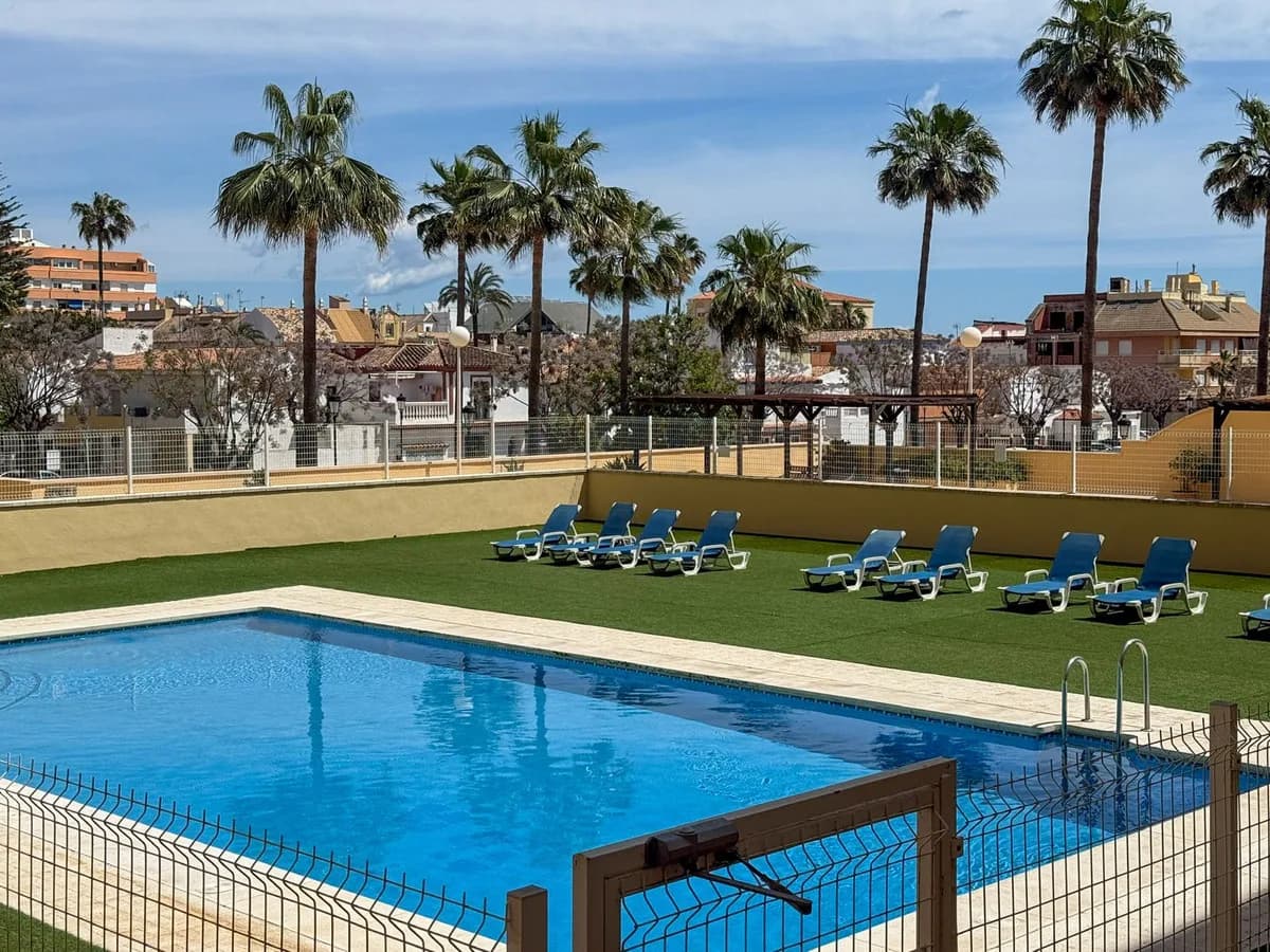 2 Bedroom Middle Floor Apartment for Sale in San Luis de Sabinillas, Málaga - Image 2
