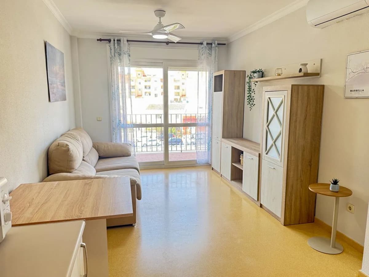 2 Bedroom Middle Floor Apartment for Sale in San Luis de Sabinillas, Málaga - Image 4