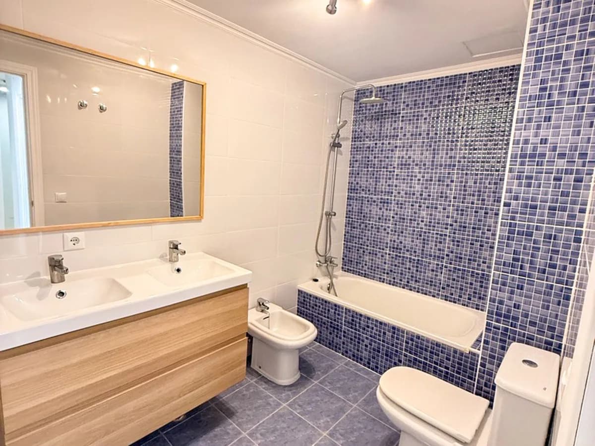2 Bedroom Middle Floor Apartment for Sale in San Luis de Sabinillas, Málaga - Image 7