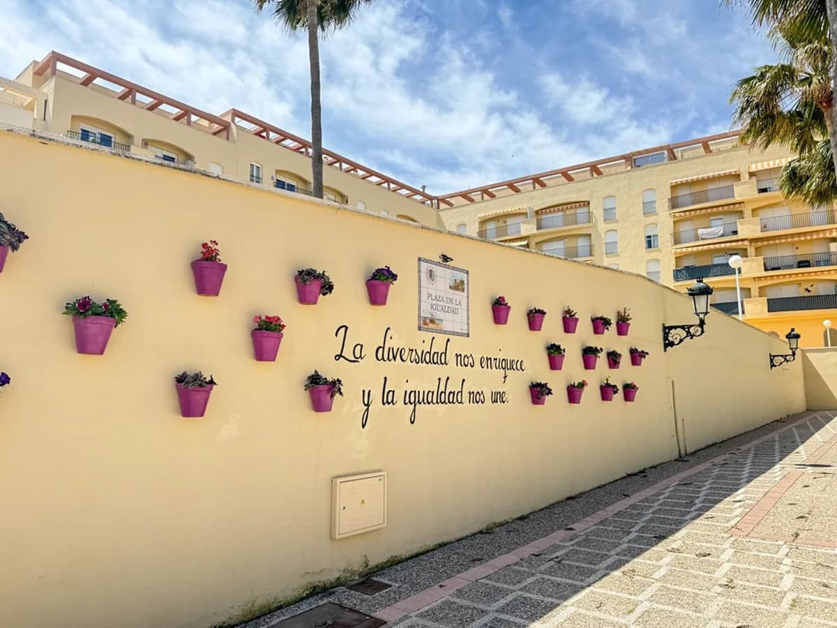 2 Bedroom Middle Floor Apartment for Sale in San Luis de Sabinillas, Málaga - Image 8