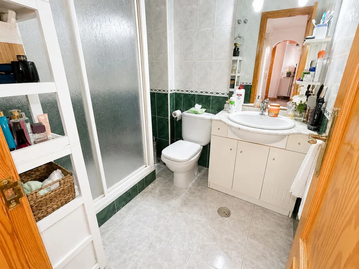 3 Bedroom Middle Floor Apartment for Sale in Estepona, Málaga - Image 2