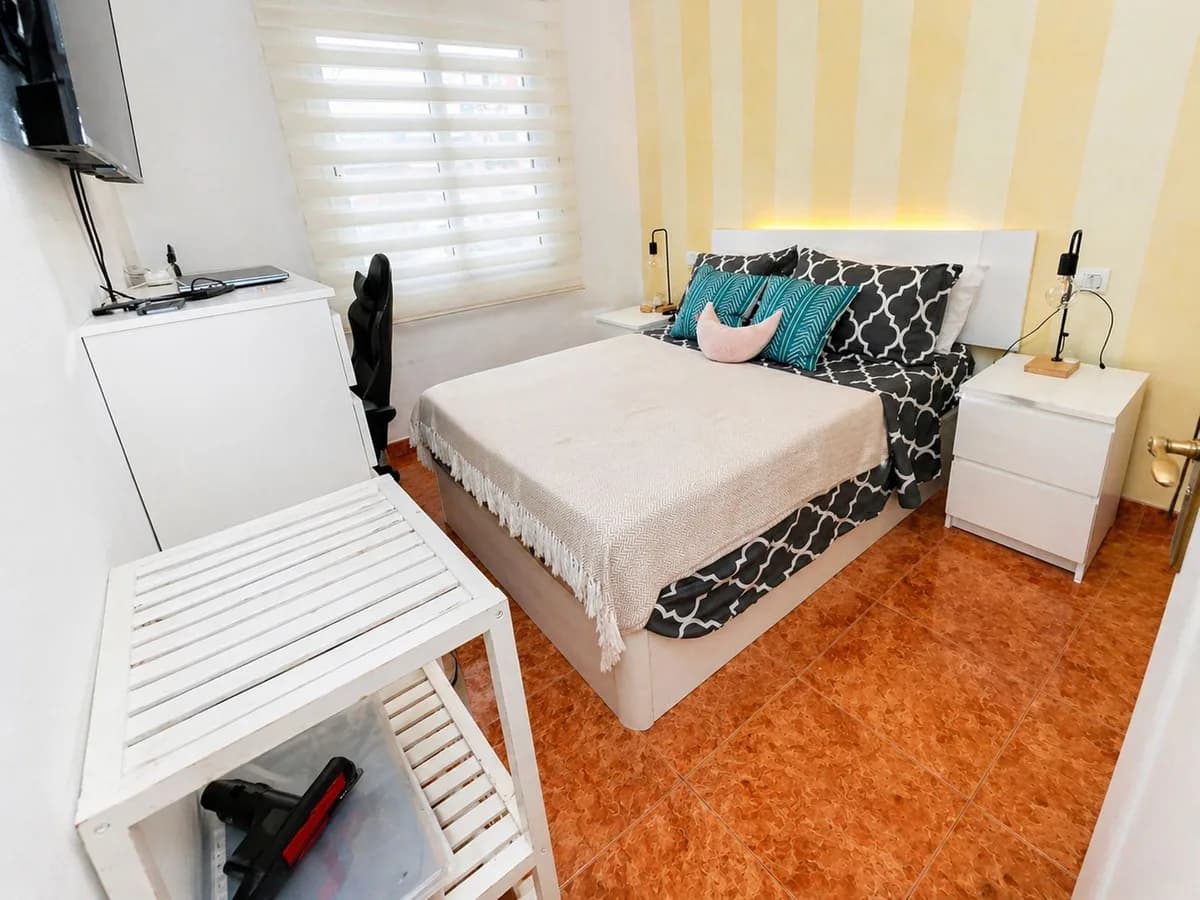3 Bedroom Middle Floor Apartment for Sale in Estepona, Málaga - Image 3