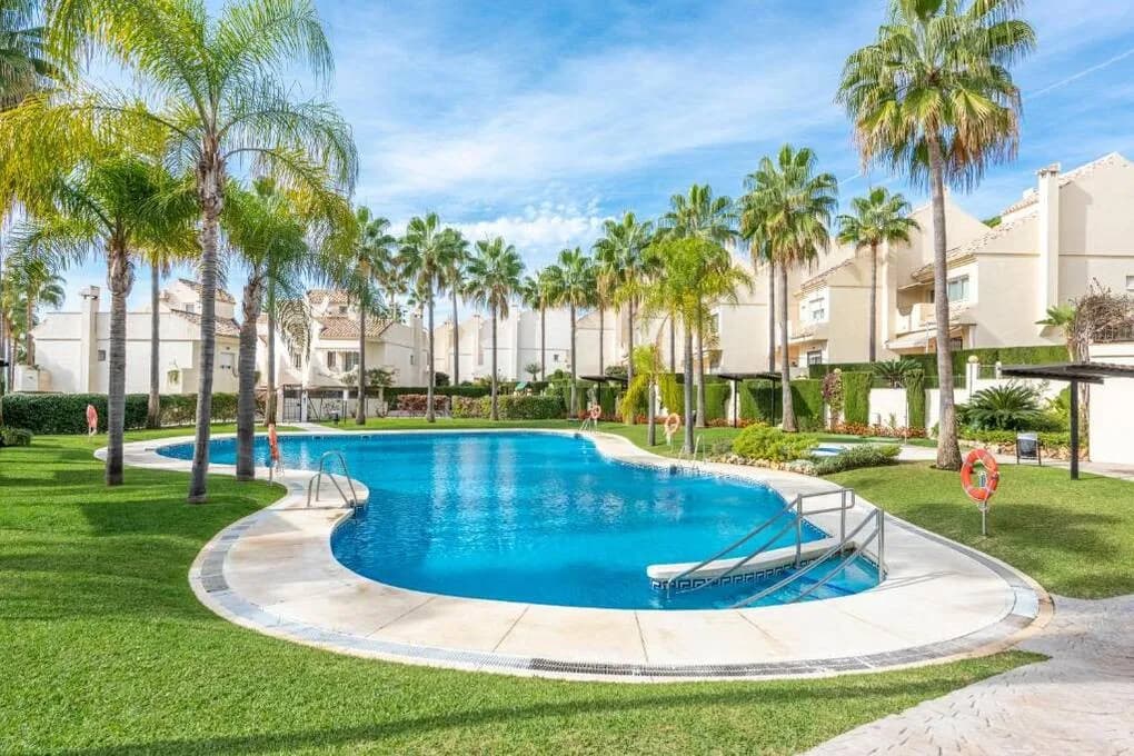 3 Bedroom Townhouse for Sale in Marbella, Málaga - Image 2