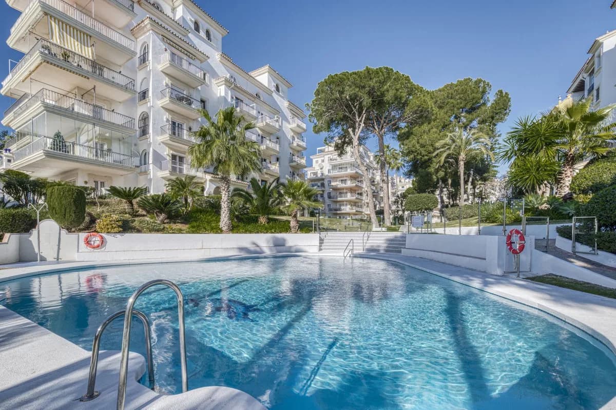 3 Bedroom Ground Floor Apartment for Sale in Puerto Banús, Málaga - Image 2