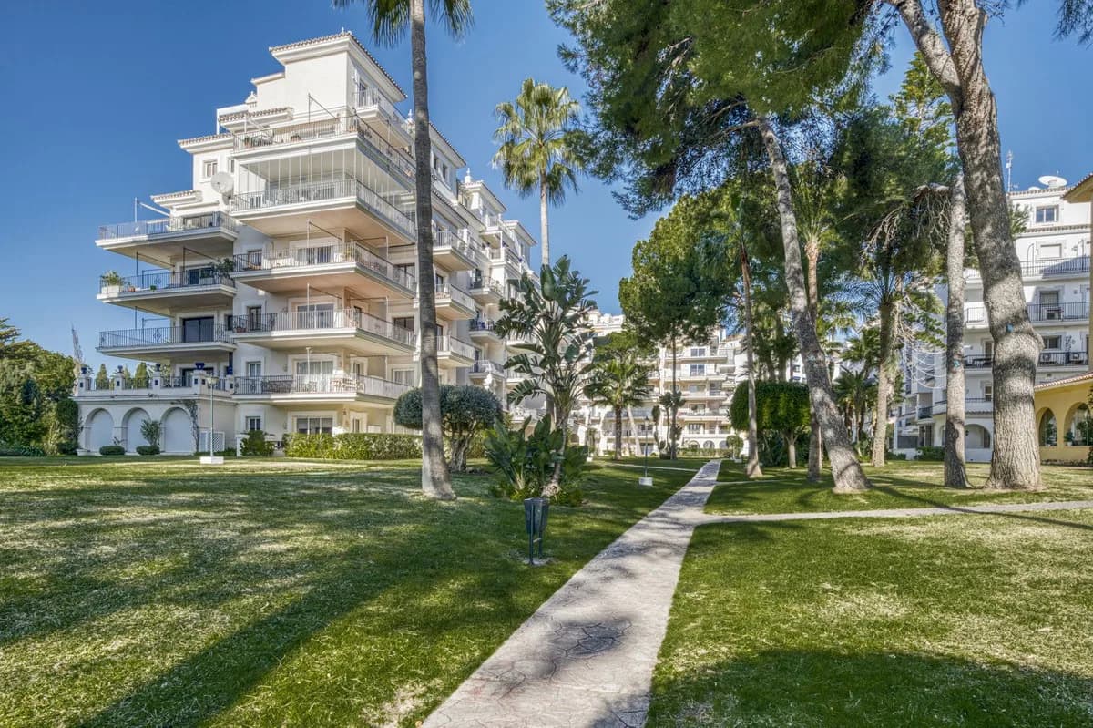 3 Bedroom Ground Floor Apartment for Sale in Puerto Banús, Málaga - Image 4