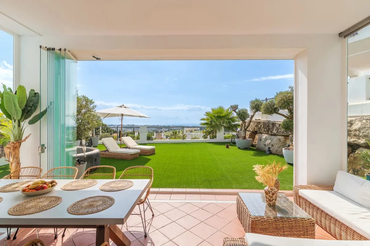 3 Bedroom Ground Floor Apartment for Sale in Benahavís, Málaga