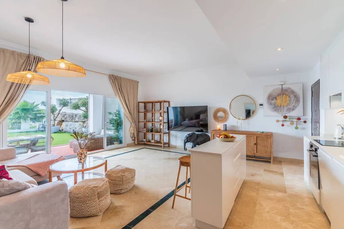 3 Bedroom Ground Floor Apartment for Sale in Benahavís, Málaga - Image 7