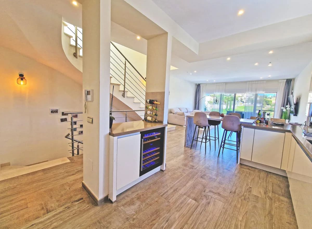 3 Bedroom Semi-Detached House for Sale in Riviera del Sol, Málaga - Image 5