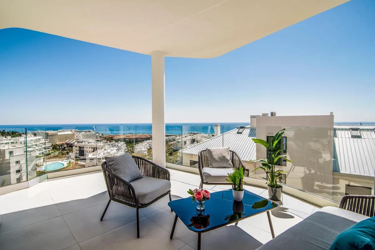 3 Bedroom Middle Floor Apartment for Sale in Fuengirola, Málaga - Image 3