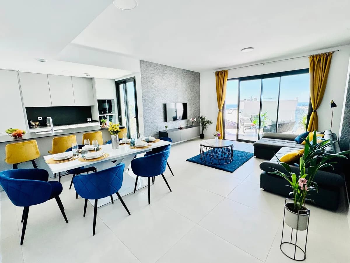 3 Bedroom Middle Floor Apartment for Sale in Fuengirola, Málaga - Image 5