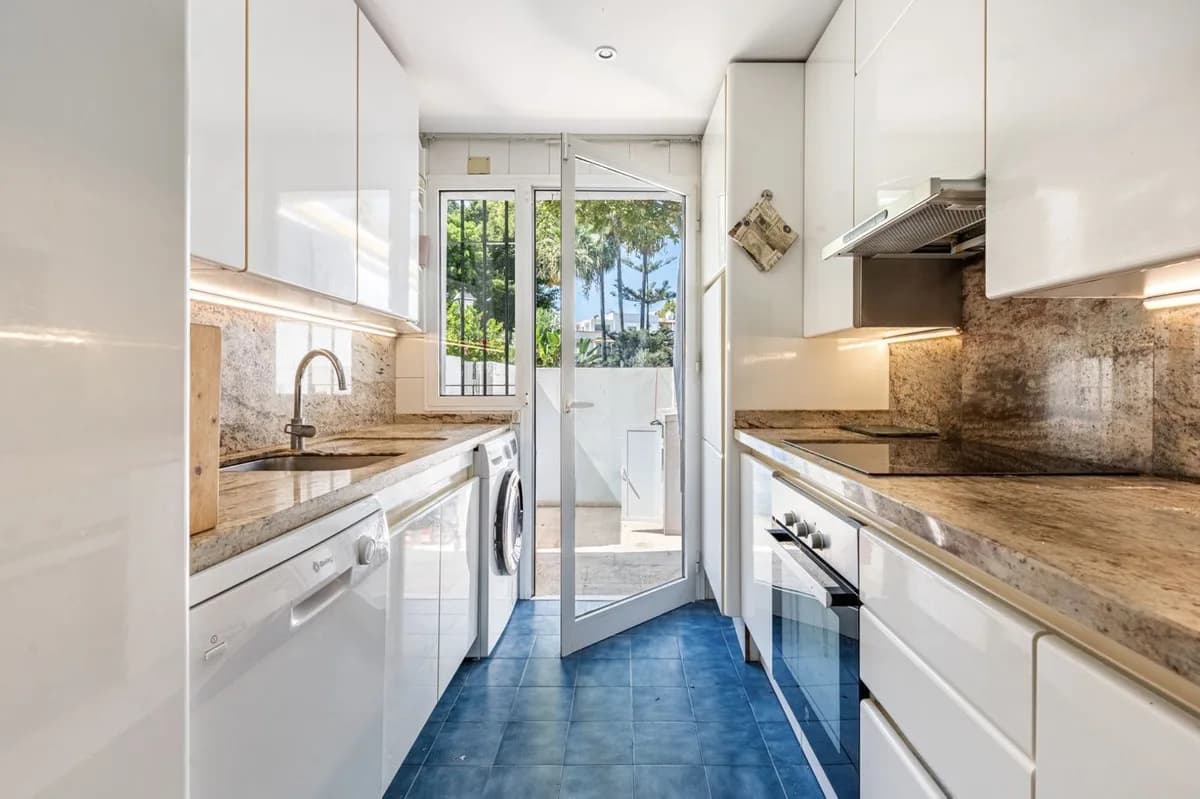 5 Bedroom Townhouse for Sale in The Golden Mile, Málaga - Image 5