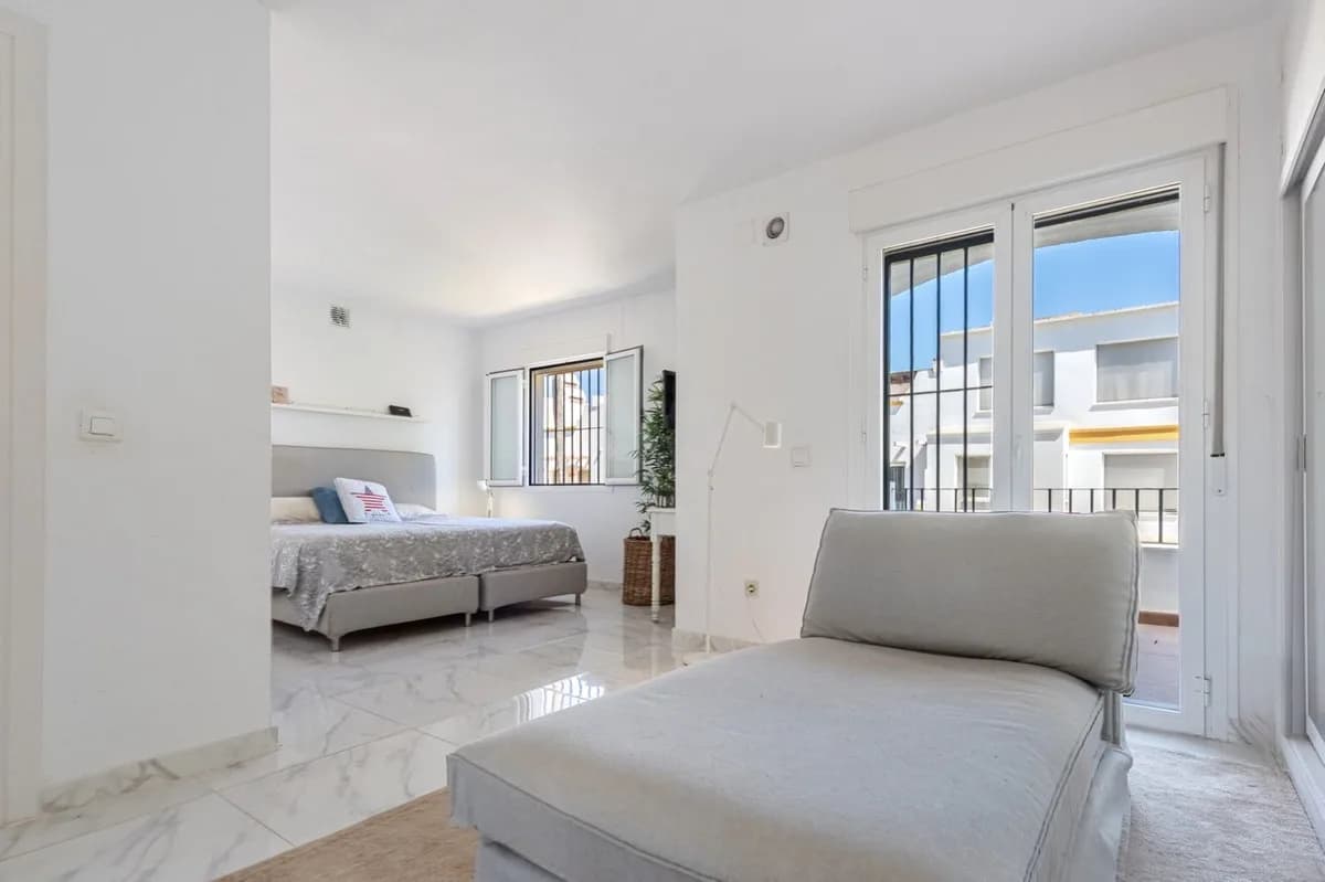 5 Bedroom Townhouse for Sale in The Golden Mile, Málaga - Image 7
