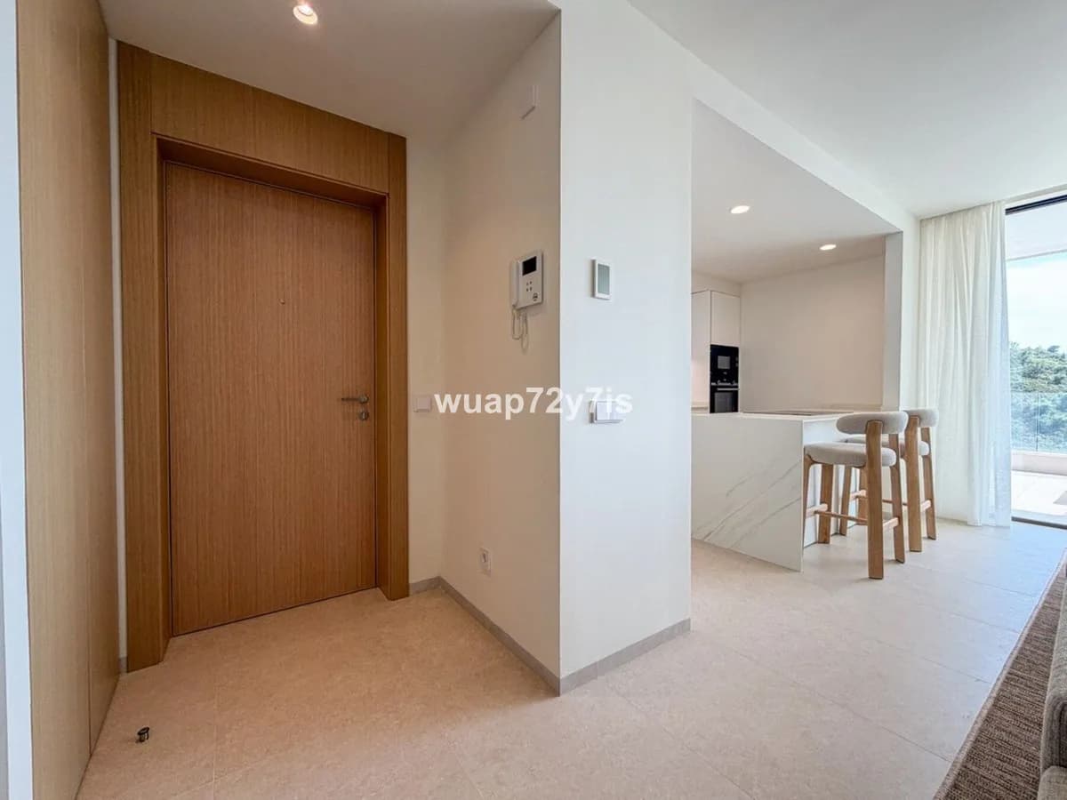 3 Bedroom Middle Floor Apartment for Sale in La Quinta, Málaga - Image 3