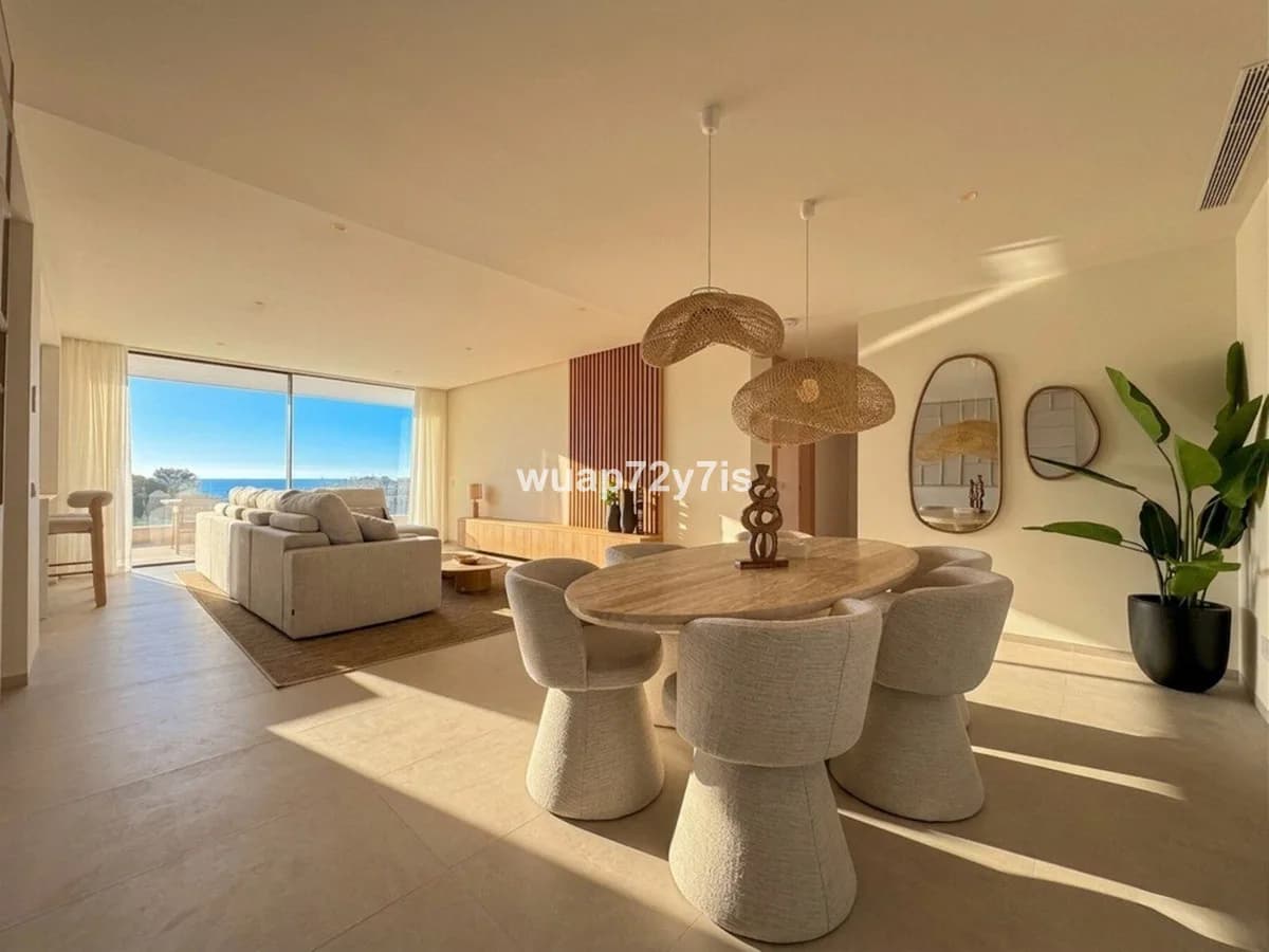 3 Bedroom Middle Floor Apartment for Sale in La Quinta, Málaga - Image 6