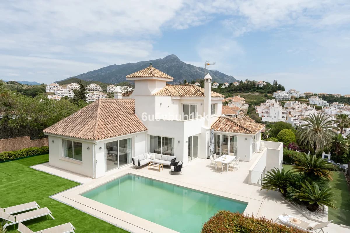 5 Bedroom Townhouse for Sale in Marbella, Málaga