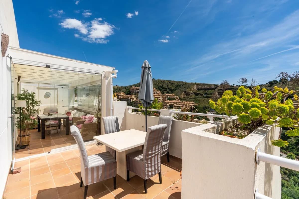 2 Bedroom Penthouse for Sale in Calahonda, Málaga - Image 4
