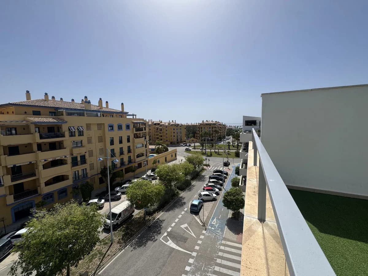 3 Bedroom Top Floor Apartment for Sale in San Pedro de Alcántara, Málaga - Image 3
