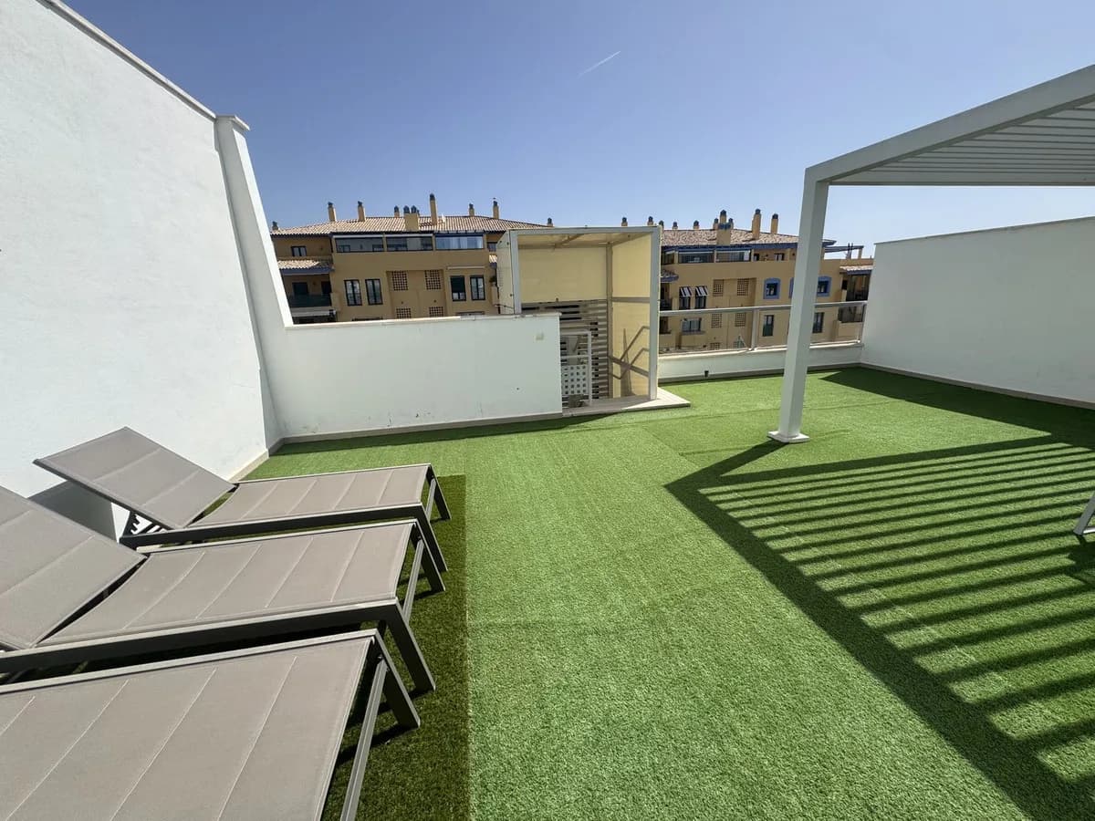 3 Bedroom Top Floor Apartment for Sale in San Pedro de Alcántara, Málaga - Image 8