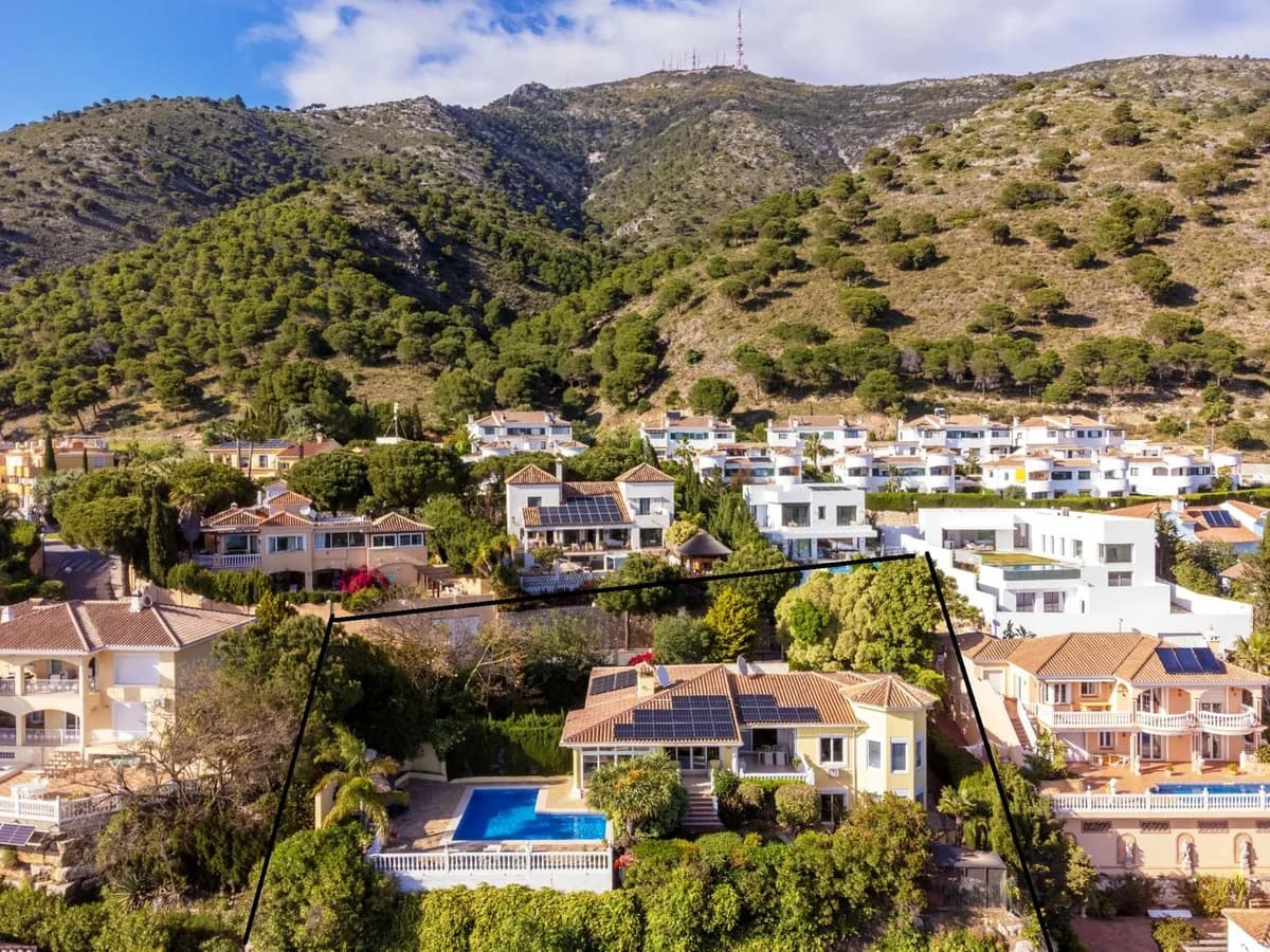 6 Bedroom Detached Villa for Sale in Mijas, Málaga - Image 2
