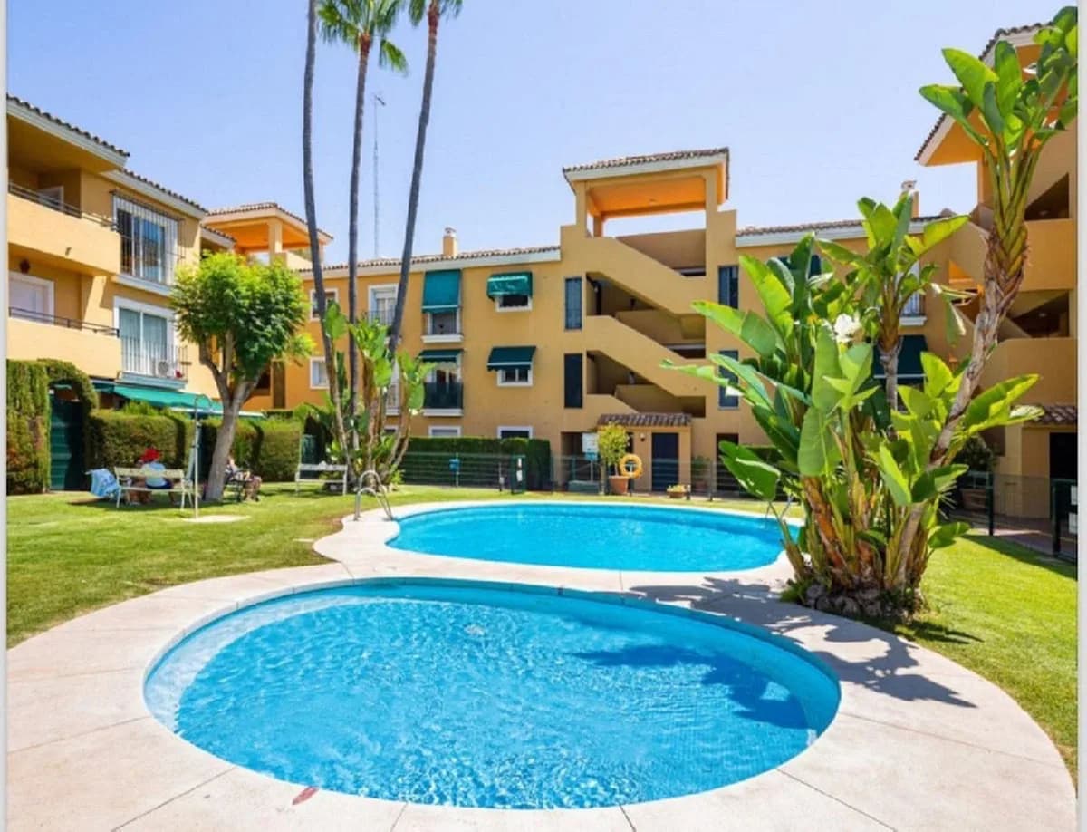 3 Bedroom Middle Floor Apartment for Sale in Guadalmina Baja, Málaga - Image 2